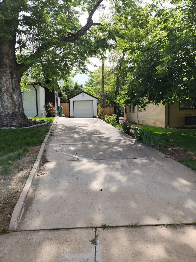 Building Photo - Completely renovated Ranch Style home in E...