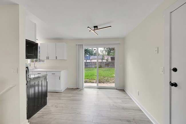 Building Photo - $2,195.00, 3-bed, 1-bath, located in Thorn...