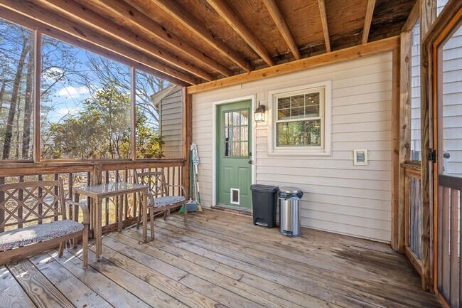 Building Photo - 3 Bedroom House in Forest