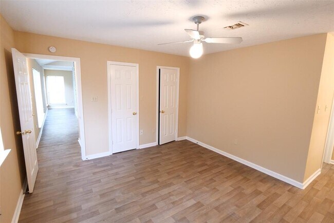 Building Photo - 22015 Kenlake Dr