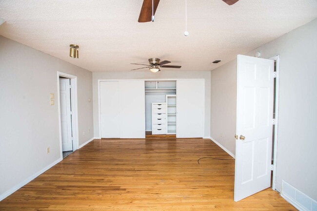 Building Photo - "Spacious 5-Bed Oasis with Granite Elegance & Hardwood Charm in Lubbock!"