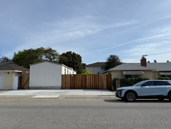 Building Photo - 2490 Bailey Ave
