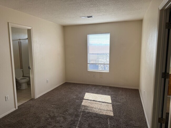 Building Photo - 4 Br, 2.5 Bath, loft upstairs, landscaped ...