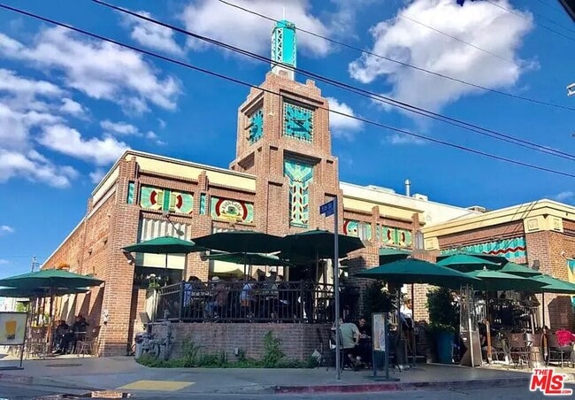 Building Photo - 530 S Hewitt St