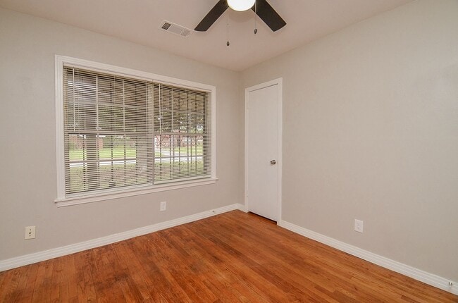 Building Photo - 10403 Royal Oaks Dr