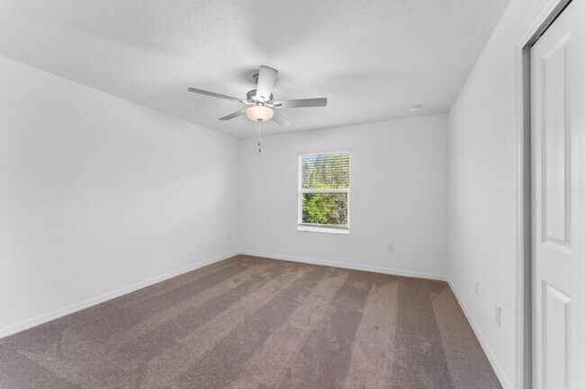 Building Photo - Absolutely stunning 3 BR /2.5 Bath / 2 Car Garage + LOFT townhome in ultra-modern and green-focus...