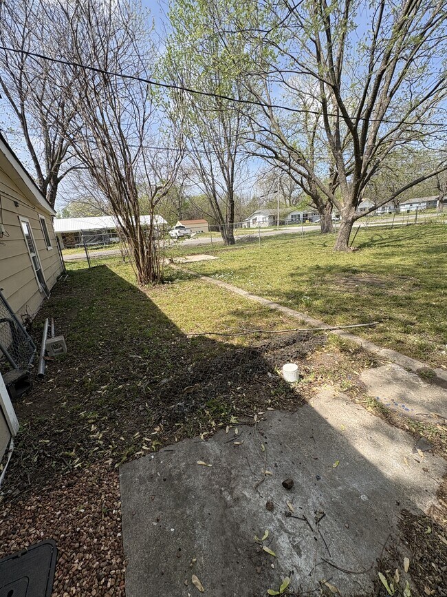 Building Photo - 730 W 8th St