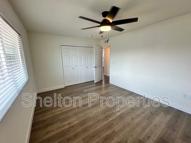 Building Photo - 10806 W Camelot Cir