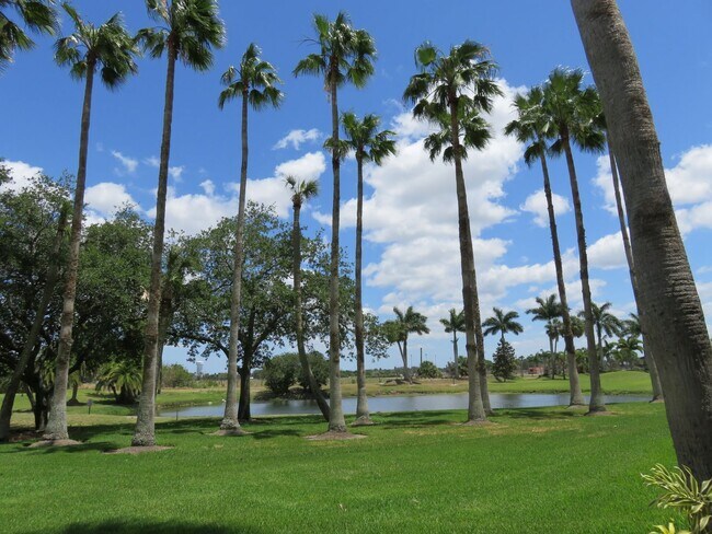 Building Photo - Turnkey 2/2 in a resort community golf and...