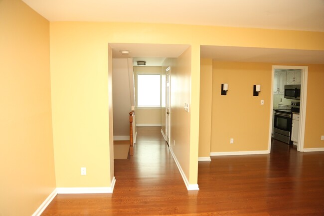 Building Photo - Spacious 4 Bedroom End-Unit Townhouse In G...