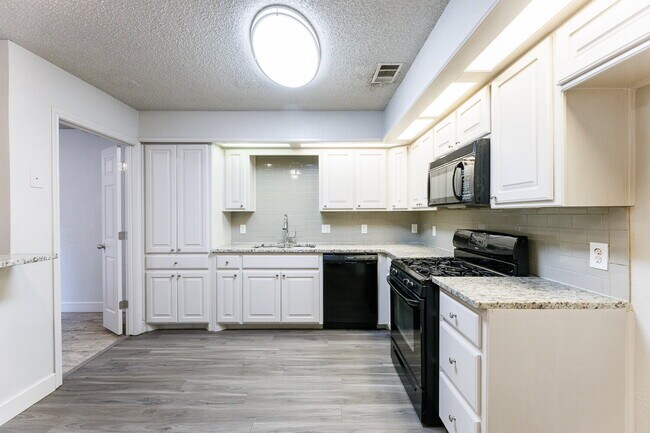 Building Photo - Spacious 3/2/2