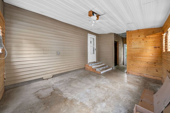 Building Photo - 2 Bedroom Pet Friendly Home For Rent Near ...
