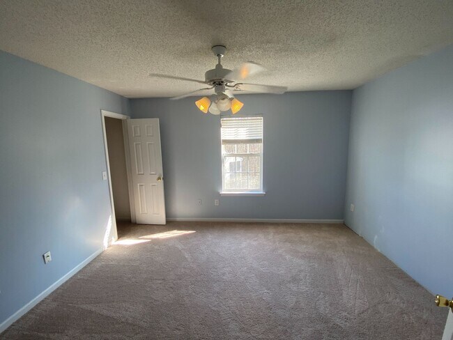 Building Photo - Move in ready, 2-story Townhome located in...