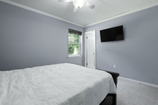 Building Photo - Settle Into Comfort in This Charming 3-Bedroom Home in Larchmont Estates