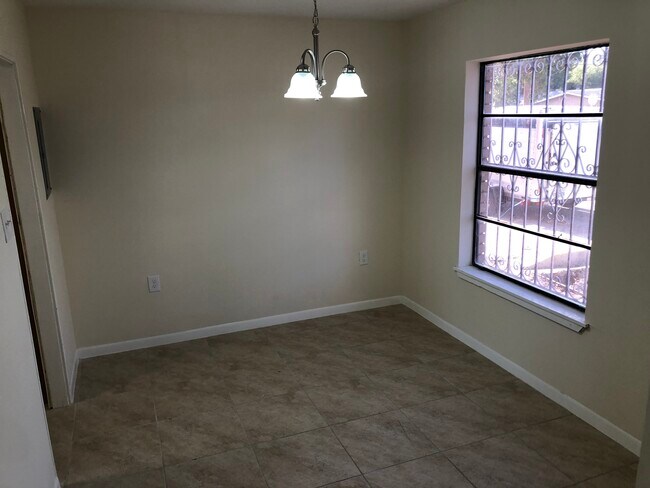 Building Photo - 1301 E Lyon St