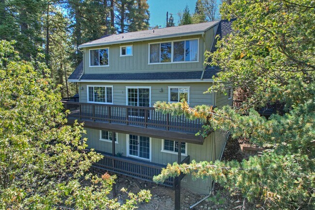 Building Photo - Large 3 Bed / 2 & 1/2 Bath Cabin For Rent in Twin Peaks