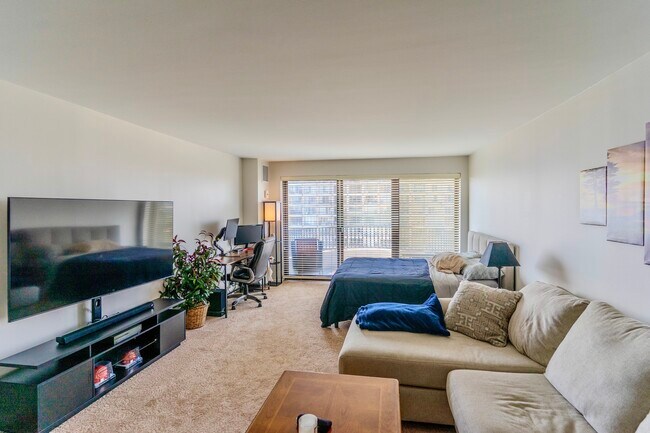 Building Photo - 2020 N Lincoln Park W