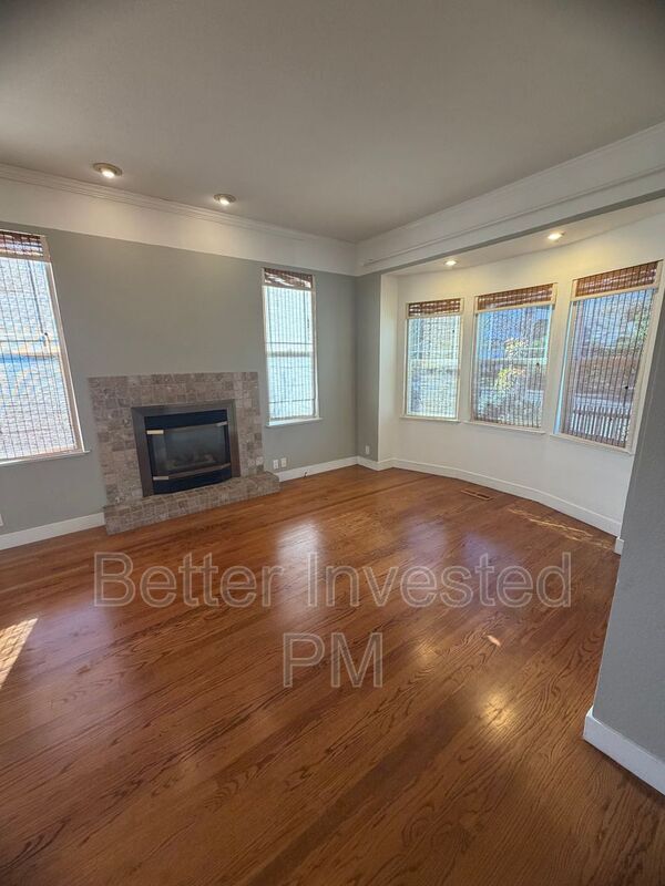 Building Photo - 559 N Oak St