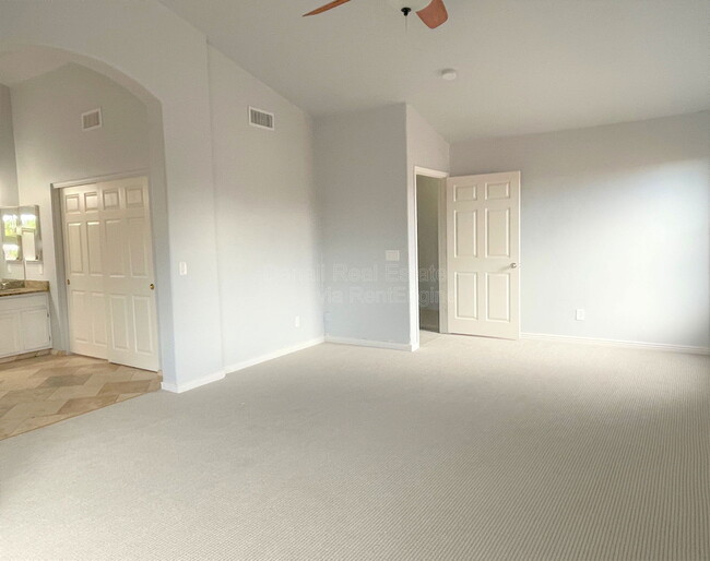 Building Photo - 5164 W Ross Dr