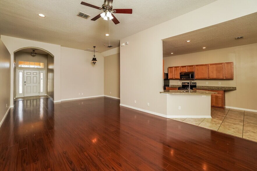 Building Photo - 30551 Annadale Dr