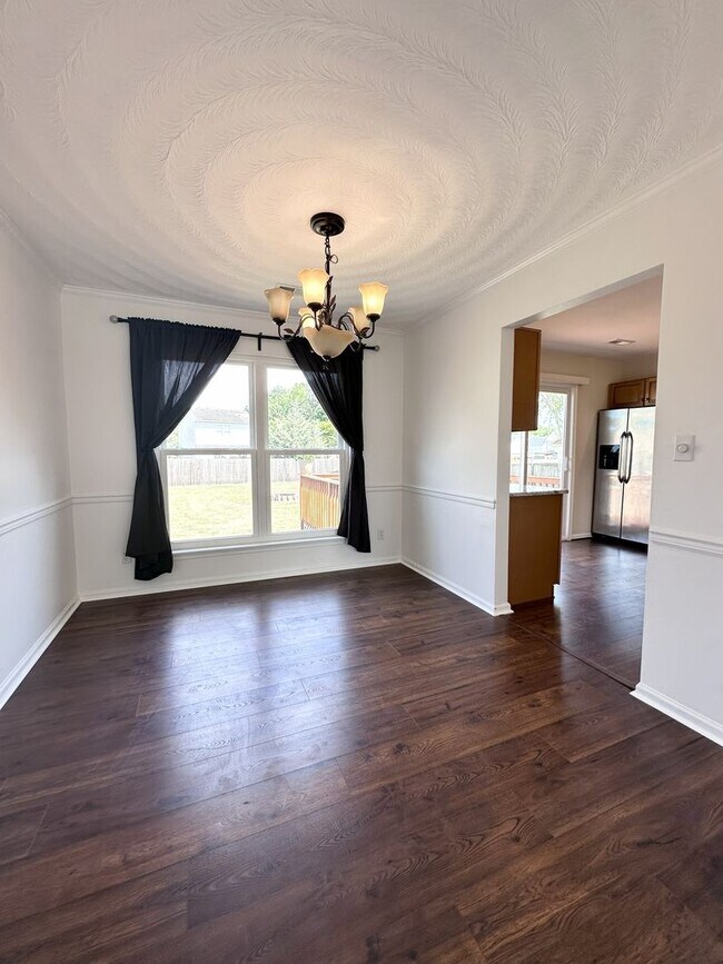 Building Photo - Charming Updated Home in Prime Chesapeake Location – Spacious Layout & Modern Touches!