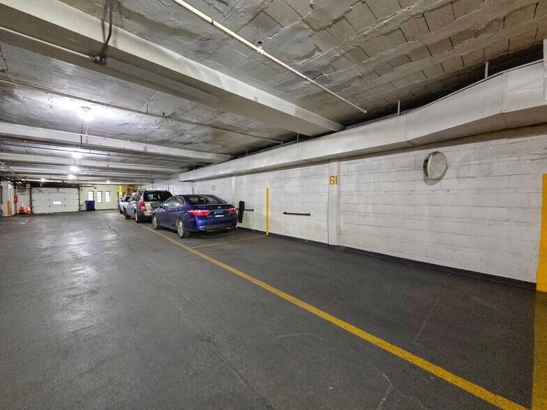 Building Photo - 3410 N Lake Shore Dr