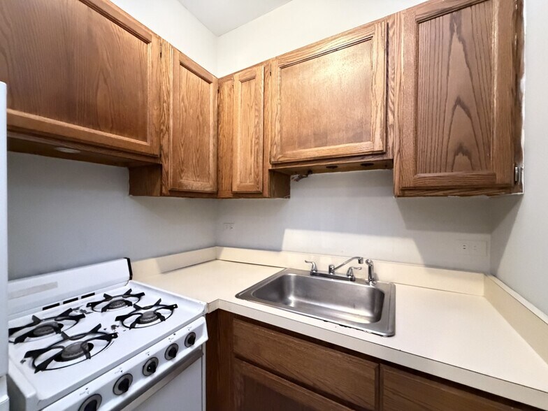 Building Photo - 457 W Melrose