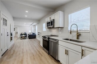 Building Photo - 1104 Main St