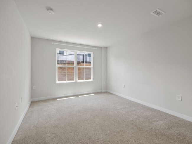 Building Photo - Beautiful 3 bedroom 2.5 bathroom home loca...