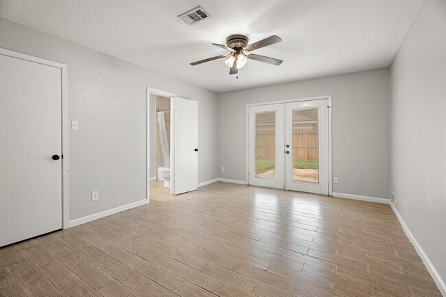 Building Photo - 16011 Hickory Knoll Dr