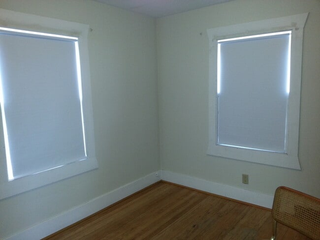 Building Photo - DOWNTOWN 4 BEDROOM DUPLEX!!!  4 bedroom duplex in DOWNTOWN IOWA CITY!