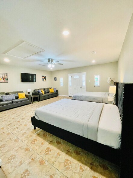 Building Photo - 9216 Carousel Ln