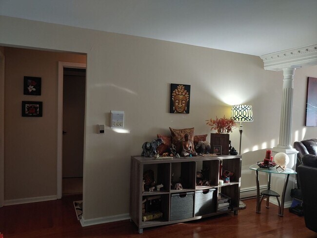 Building Photo - 2 Bedroom Condo for Rent near Cumberland Blue Line!