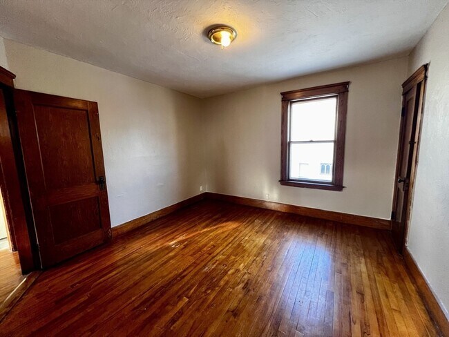 Building Photo - 13 Louise St