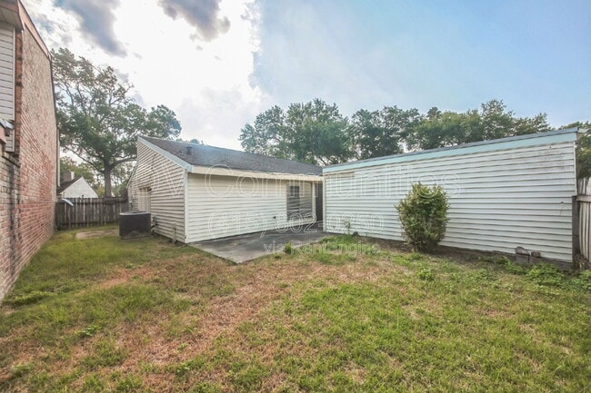 Building Photo - 4802 Oak Hollow St