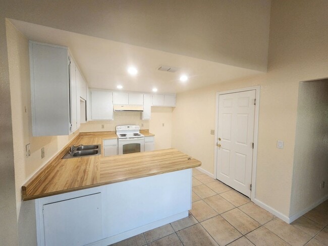 Building Photo - 4921-4923 Saddlerock Way