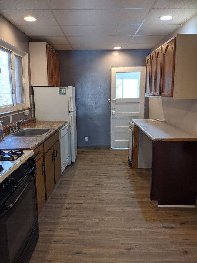 Building Photo - Renovated South Oakland 6 bedroom House