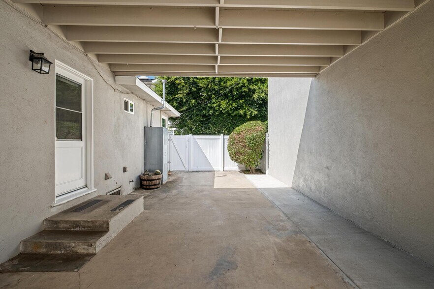 Building Photo - 2211 Nelson Ave