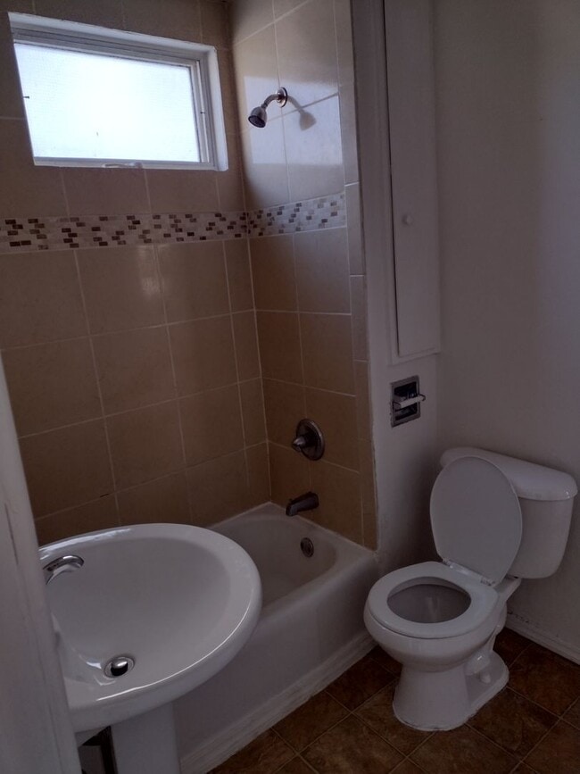 Building Photo - Great 3 Bed 1 Bath Home