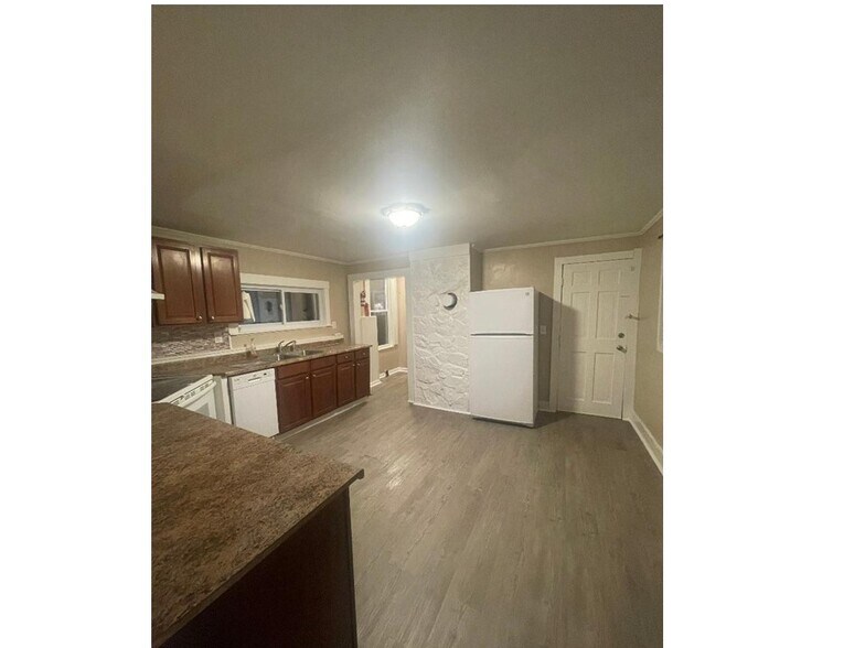 Building Photo - 242 Branch St