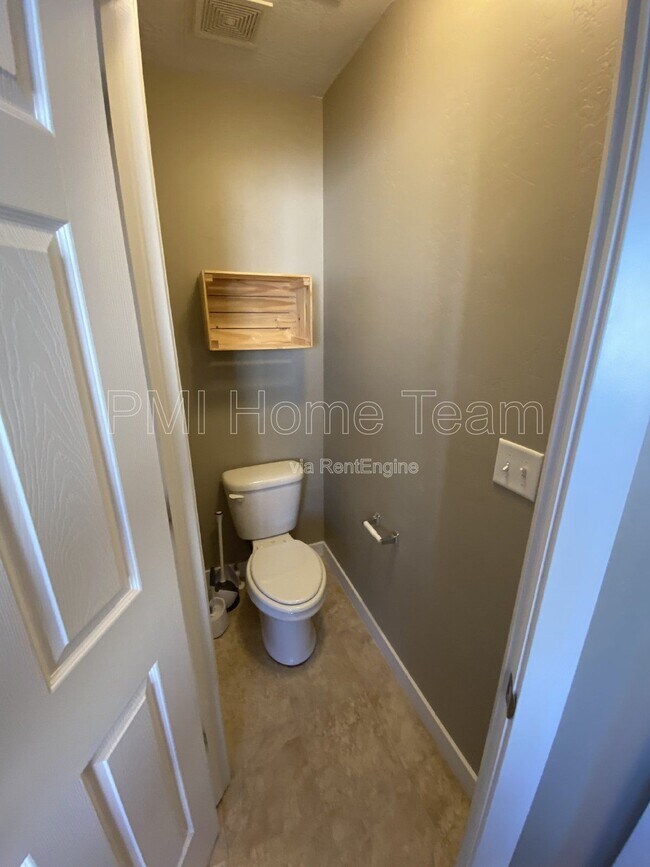 Building Photo - 972 Stonehaven Dr