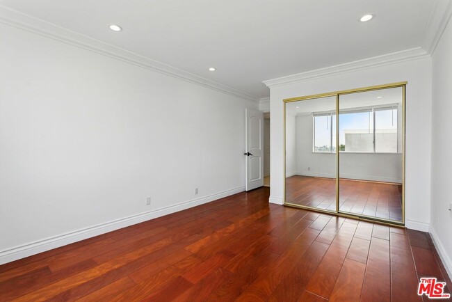 Building Photo - 321 N Oakhurst Dr