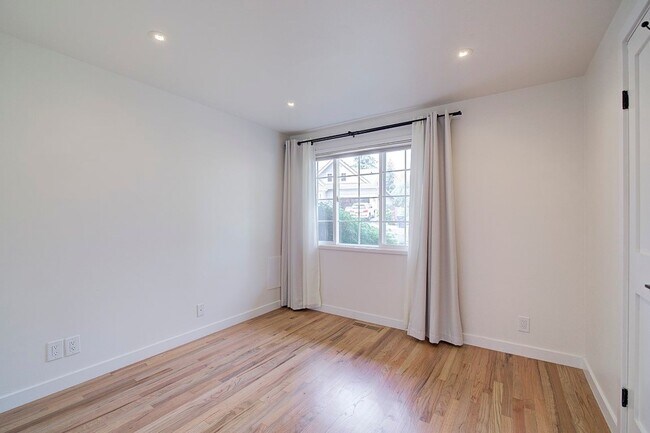 Building Photo - 3Bd/1.75Ba Bellevue House