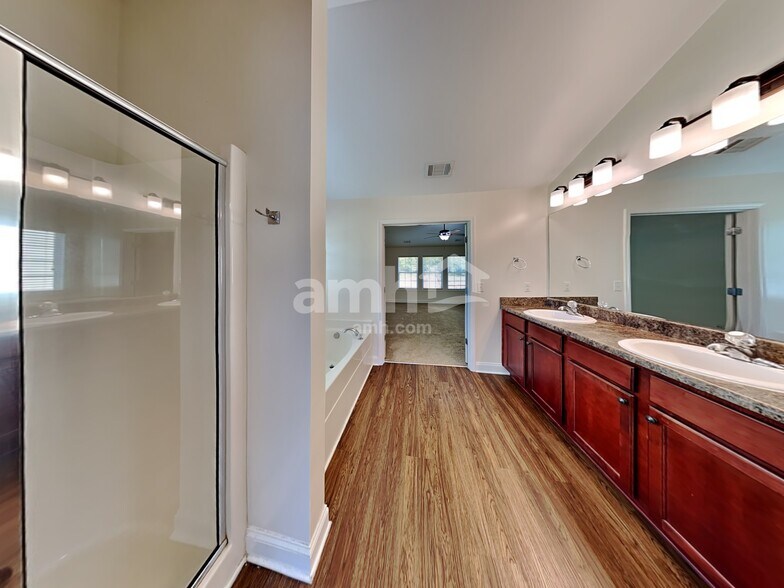 Building Photo - 6260 Cove Creek Dr