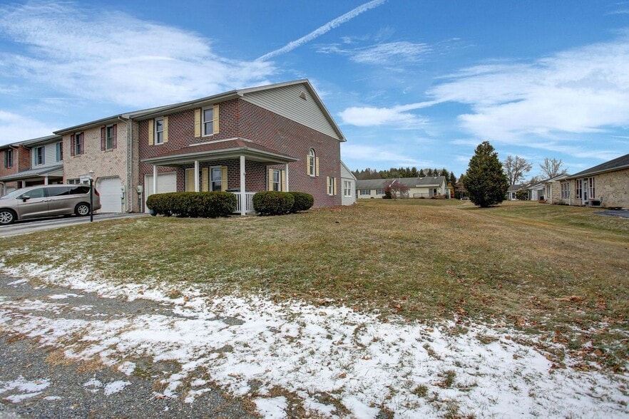 Building Photo - 2367 McCleary Dr