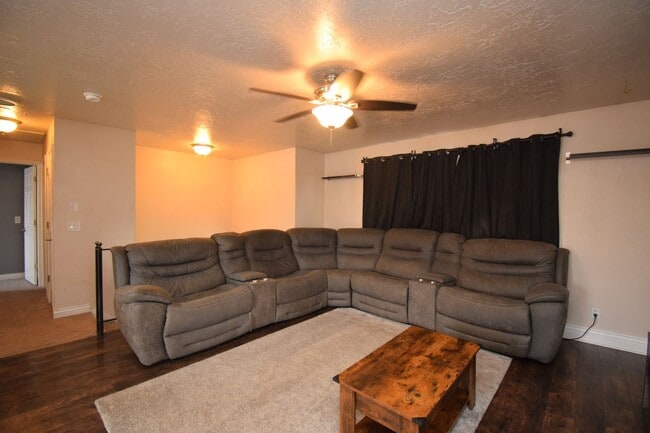 Building Photo - Charming West Jordan 4 Bed with Open Layout and Spacious Primary!!