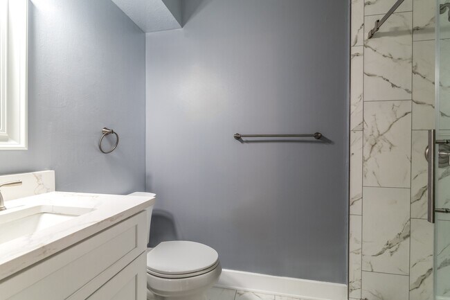 Building Photo - 3939 Knollcrest Dr