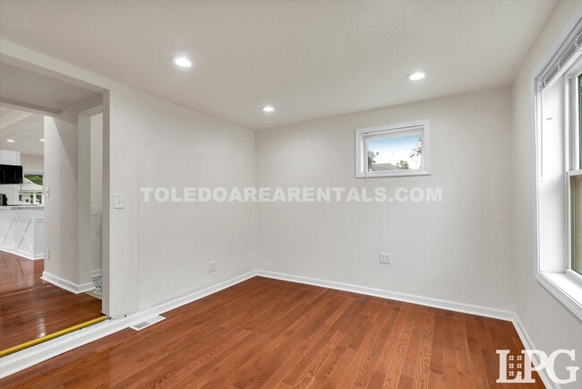 Building Photo - 1733 Stahlwood Ave