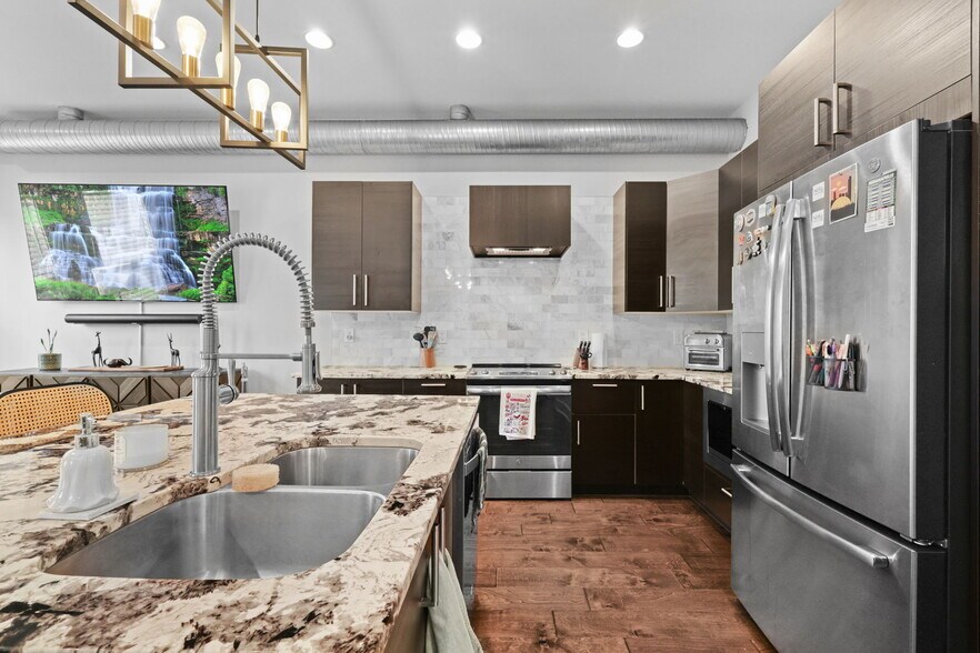 Building Photo - 2464 Broadway St