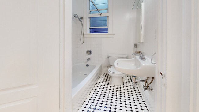 Building Photo - 12 Rausch St